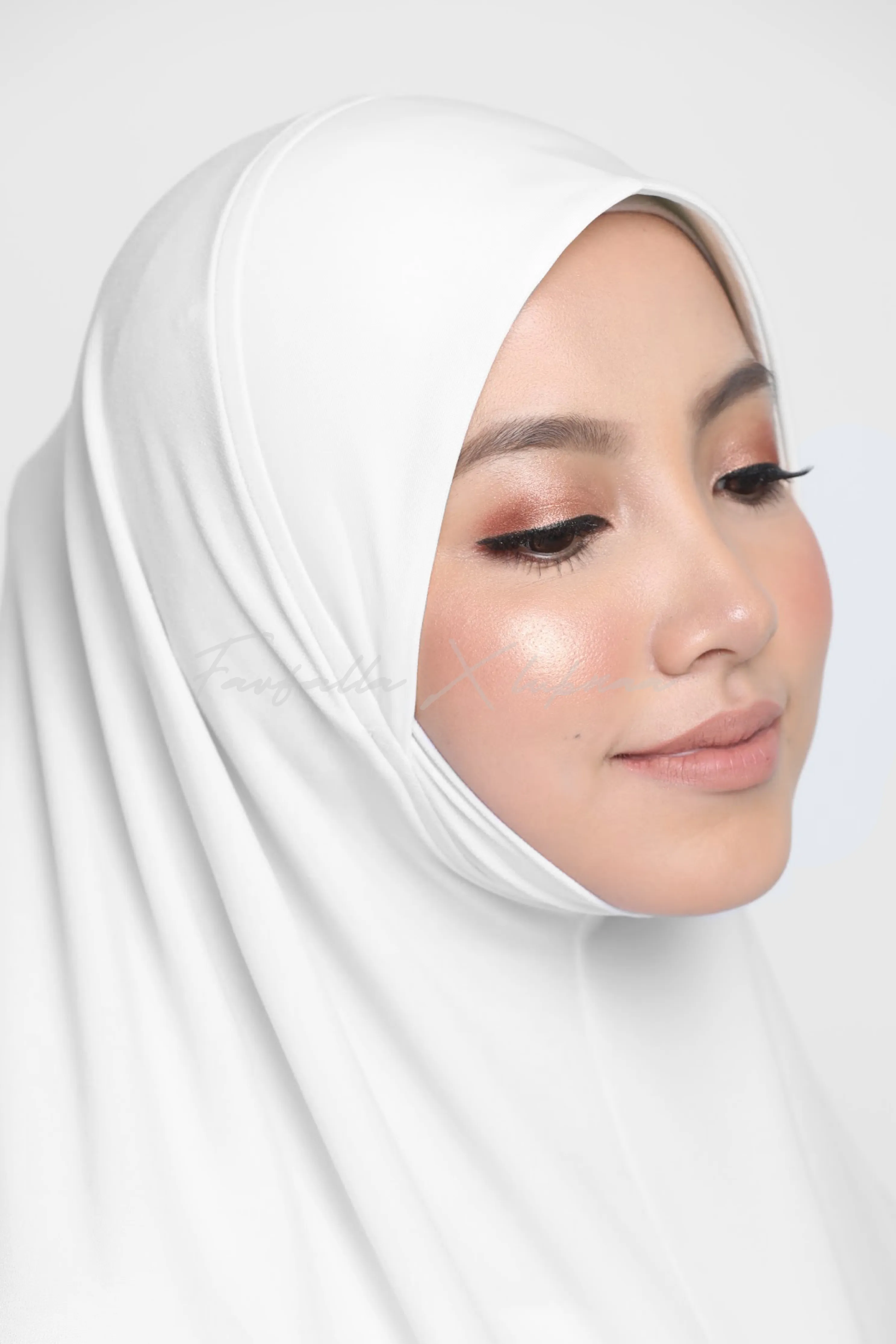 Khimar Zohra in Off White