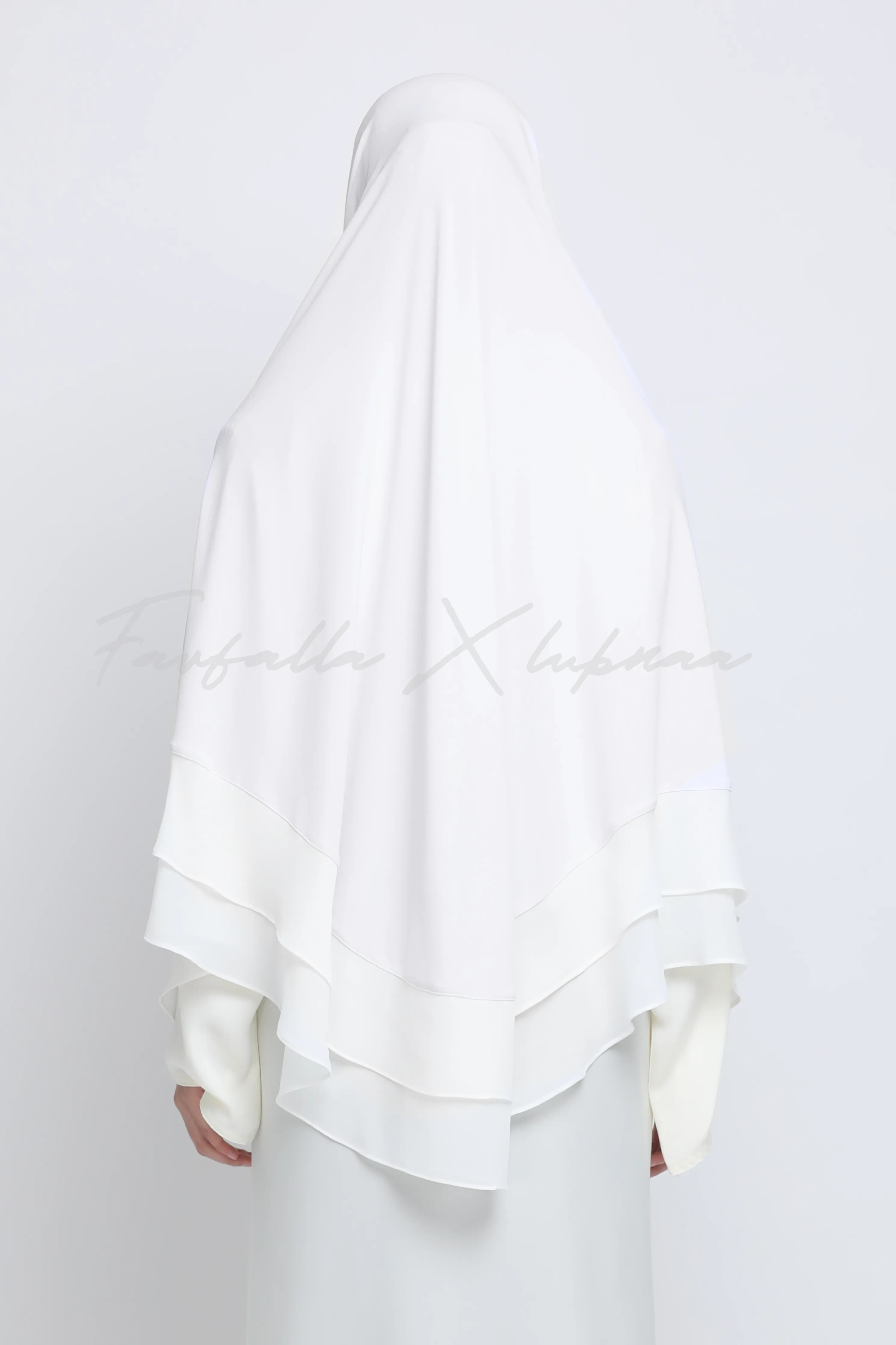 Khimar Zohra in Off White