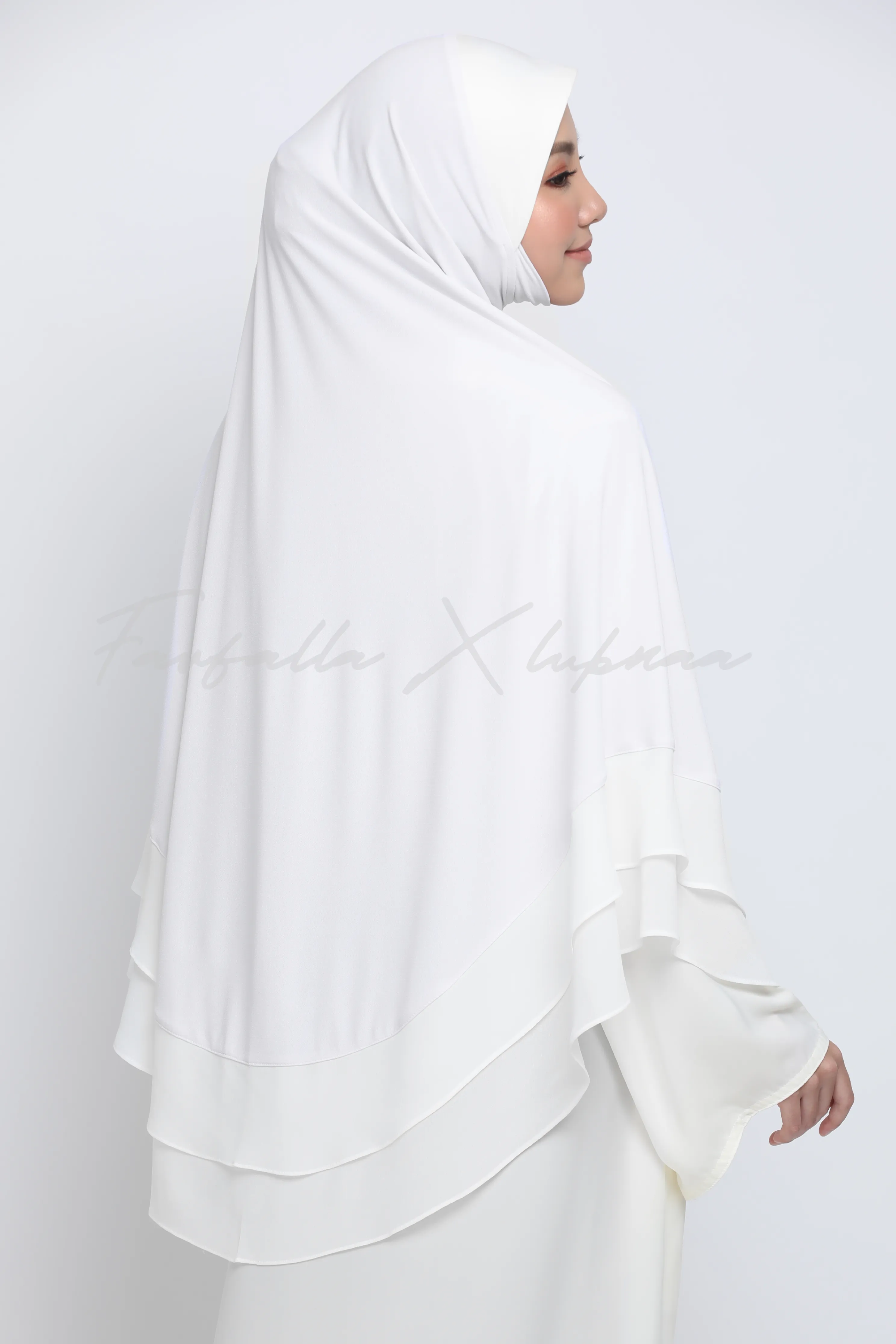 Khimar Zohra in Off White