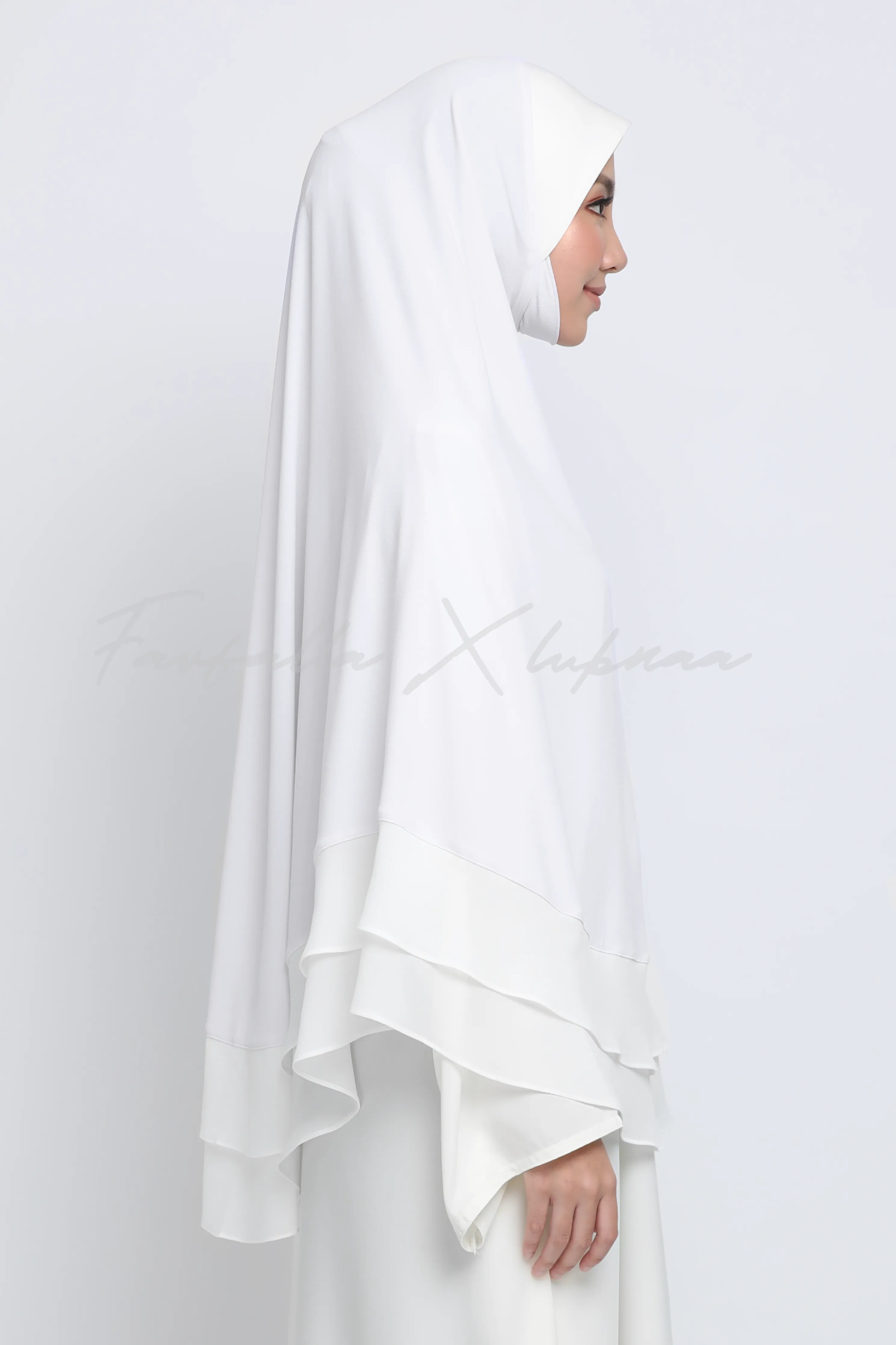 Khimar Zohra in Off White